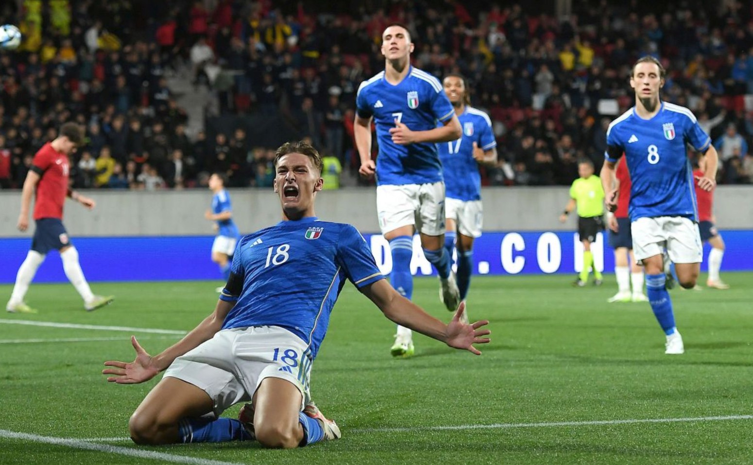 詹姆斯：里夫斯现在是我们的核心成员，他也想要承担这份责任