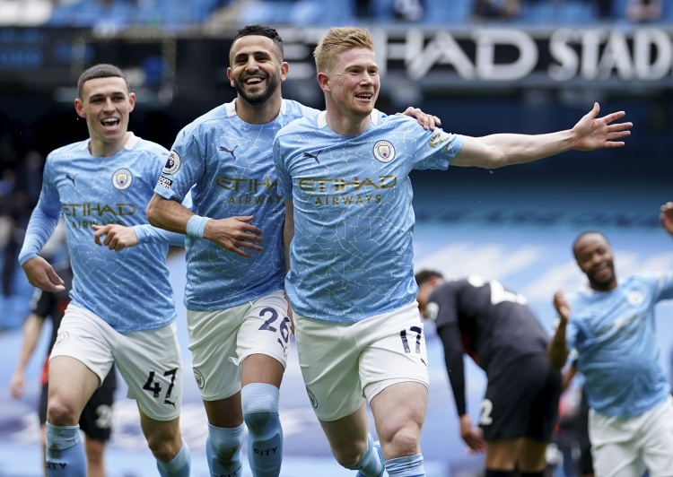 北京国安足协杯夺冠，法比奥荣膺金靴，球员拼尽全力，彰显拼搏精神。