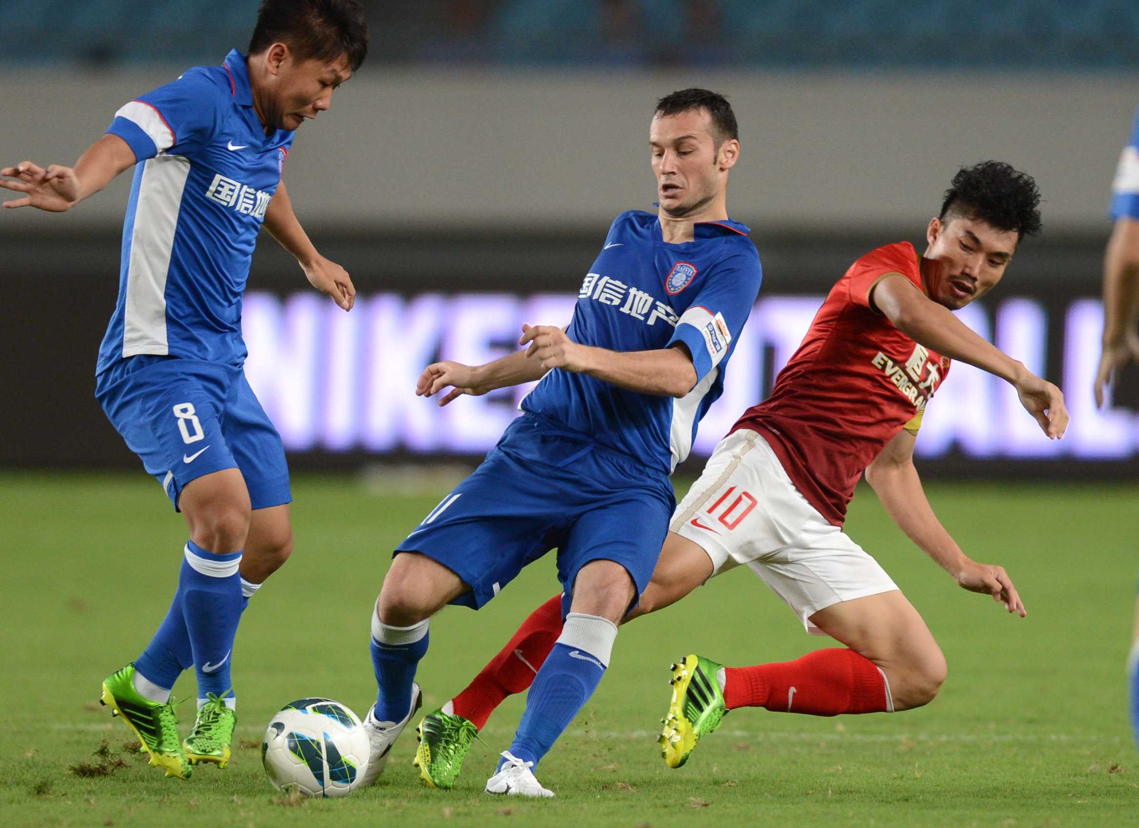 石破天惊！泰勒·亚当斯43米吊射破门为本赛季英超最远进球