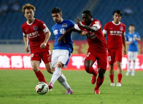 莱奥罚点前铃木彩艳对他说踢右边，最终莱奥踢向右边并且罚进