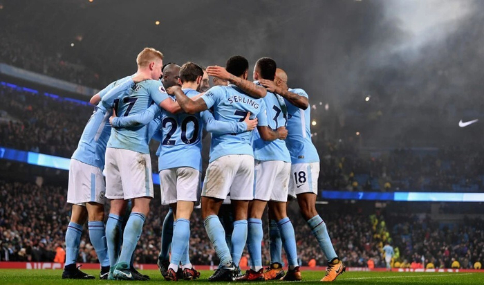 阿利亚迭雷父子分别身穿皇马与阿森纳球衣，晒出对弈图片